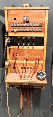 Riga, Letonya, Kasım 2019. Geçen yüzyılın başındaki eski telefon rehberi istasyonu..