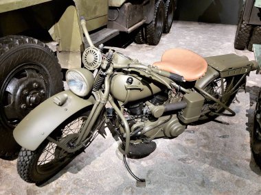 Riga, Letonya, Kasım 2019. Nakliye müzesinde muhteşem bir klasik askeri motosiklet..