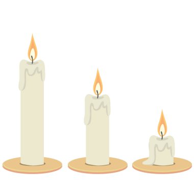 Farklı uzunlukta alevleri olan üç mum.