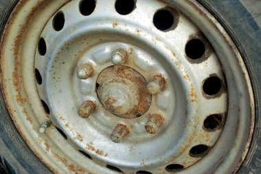 Eski araba tekerlekleri paslanır. Eski araba tekerleği paslanır..