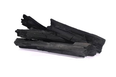 Beyaz arka planda çam kömürü. (Kırpma Yolu ile).