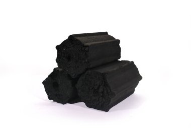 Beyaz arka planda hindistan cevizi kabuğu kömürü. (Kırpma Yolu ile).