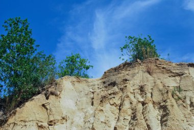 Kum arka plan, gökyüzüne karşı kum kenarı..