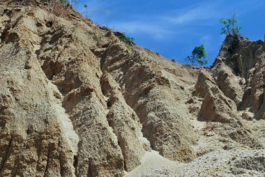Kum arka plan, gökyüzüne karşı kum kenarı..