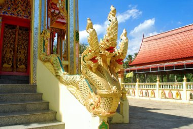 Üç başlı yılan heykeli altın boyalı çimentodan yapılmıştır..;