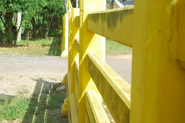 Żółte Ściany Ogrodzenia Cementowego Ogólne Ściany Domów — Zdjęcie stockowe