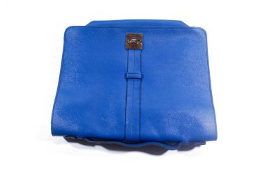 Beyaz arka planda mavi deri bir kadın çantası. (Kırpma Yolu ile).