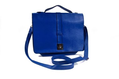 Beyaz arka planda mavi deri bir kadın çantası. (Kırpma Yolu ile).