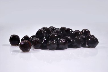 Meşgul tahıl undan yapılır, soğuk içeceklere eklenir. Taylandlılar buna beyaz arka planda izole edilmiş siyah inci diyor. (Kırpma Yolu ile).