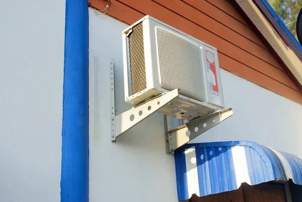 Acondicionadores Aire Que Instalan Fuera Del Edificio —  Fotos de Stock
