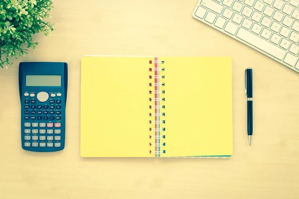 Arbeitsbereich mit leerem Notizbuch im Vintage-Stil. — Stockfoto