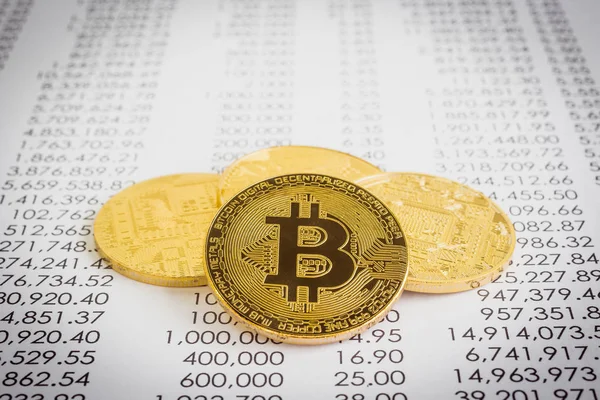 Cryptocurrency, altın bitcoins üzerinde işlem raporu. — Stok fotoğraf