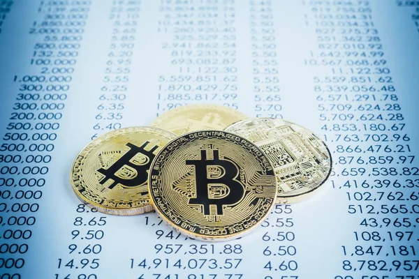 Kryptowaluta Bitcoins na transakcji raporty, niebieski filtr. — Zdjęcie stockowe