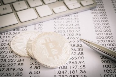 Bitcoin, Adem-i merkeziyetçi ağ hareket, eser kanıtı.