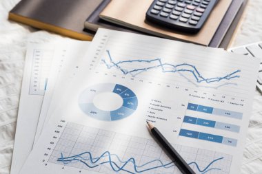 Belgeleri evde yatakta iş analizi grafikler.