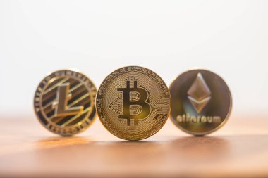 Cryptocurrency bitcoin, litecoin, ethereum beyaz arka plan polis
