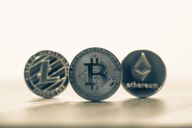 Cryptocurrency bitcoin, litecoins, ethereum siyah ve beyaz filt