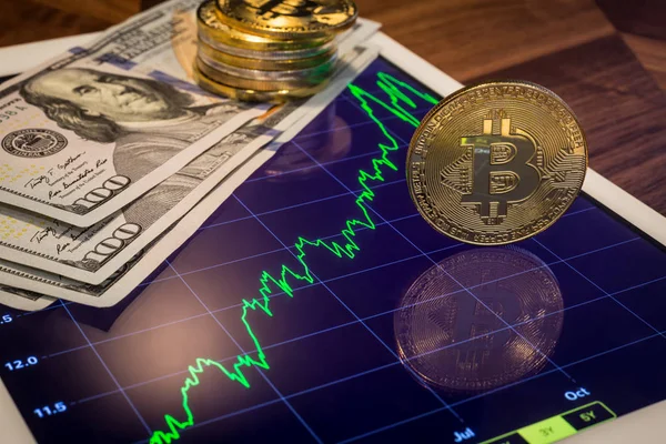 Dollargeld, Kryptowährung Bitcoin auf dem Tablet. — Stockfoto