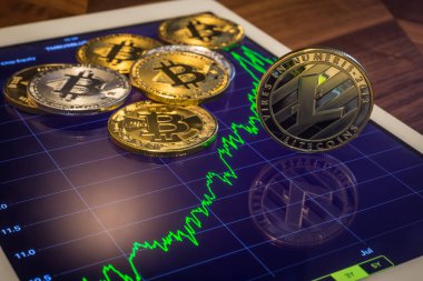 Cryptocurrency metal, Litecoins odak tablet bu gösteren yeşil fiyat veya borsa performans grafik ekran. Adem-i merkeziyetçi, transfer veya exchange dijital para blockchain yoluyla kavramı.