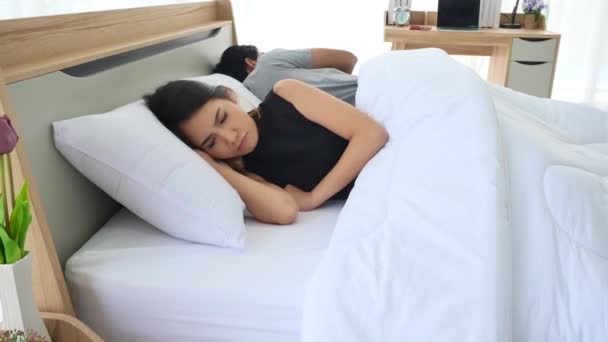 Mujer asiática expresando malestar sensación en dormitorio . — Vídeo de stock