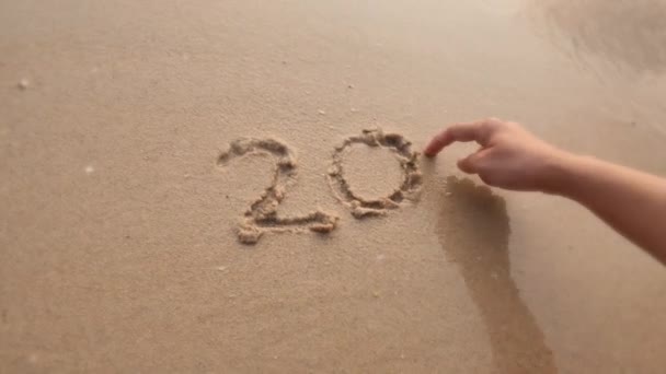 Goodbye 2020 year, sea wave washed off the handwritting. — Stock Video
