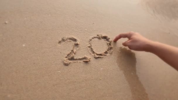 Au revoir 2020 année, vague de mer lavé de l'écriture .