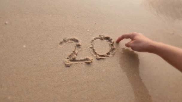 Adiós 2020 año, ola de mar lavó la escritura a mano . — Vídeos de Stock