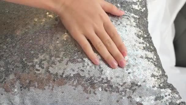 Chica joven deslizante mano sobre cojines de brillo . — Vídeo de stock