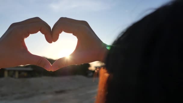 Fare il cuore con le mani della donna, concetto di assicurazione casa . — Video Stock