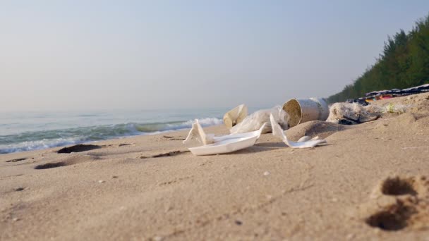 Contenitori di schiuma di immondizia che cadono sulla sabbia, spiaggia inquinata . — Video Stock