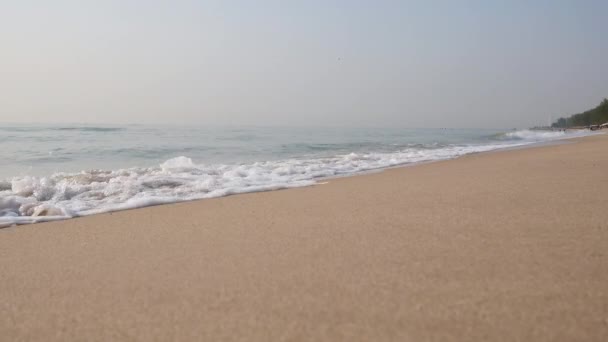 Bulles vagues de mer sur la plage de sable . — Video