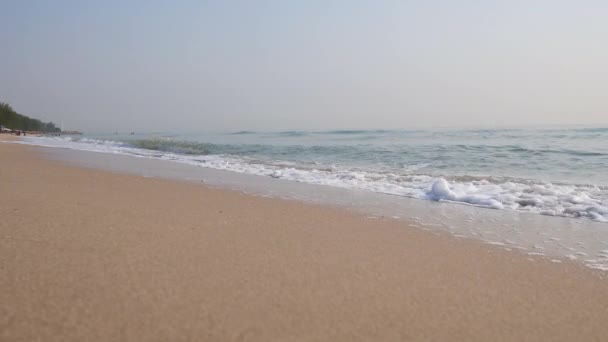 Ωκεάνια κύματα στην όμορφη παραλία της θάλασσας. — Αρχείο Βίντεο