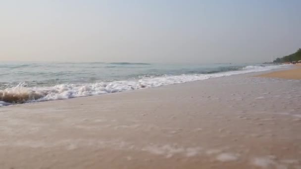 Vague d'eau coulant de la plage de sable . — Video