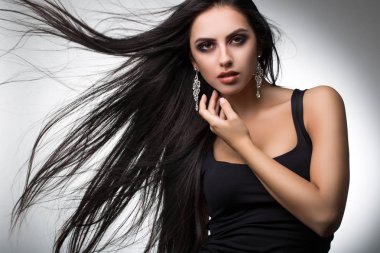 uzun saçlı esmer yanan