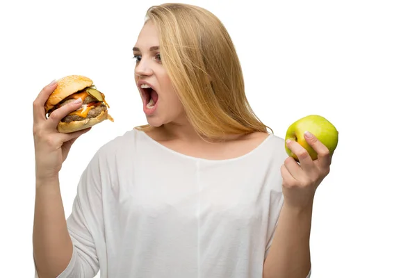 Chica en la elección de la comida correcta — Foto de Stock