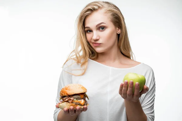 Flicka i att välja rätt mat — Stockfoto