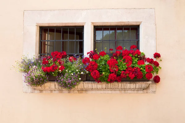 Las ventanas son los ojos de la casa — Foto de Stock