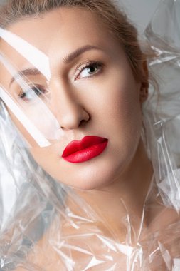 Herhangi bir yaşta bir kozmetikçiye ya da estetik cerrahına gidebilirsiniz.