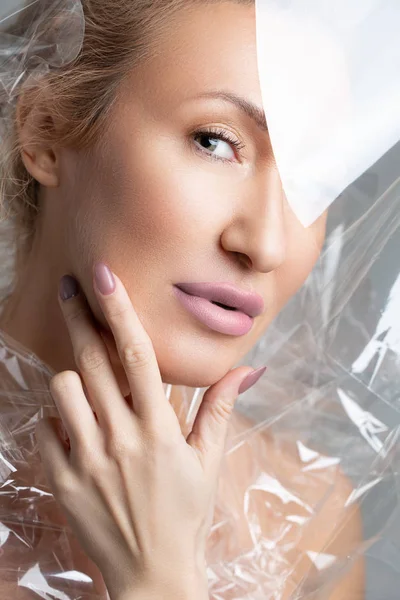 Pada usia berapapun Anda bisa pergi ke ahli kosmetologi atau ahli bedah plastik — Stok Foto