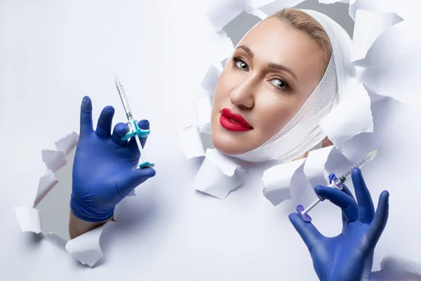 A cualquier edad usted puede ir a un cosmetólogo o cirujano plástico — Foto de Stock