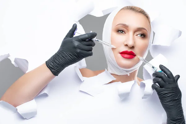 Pada usia berapapun Anda bisa pergi ke ahli kosmetologi atau ahli bedah plastik — Stok Foto
