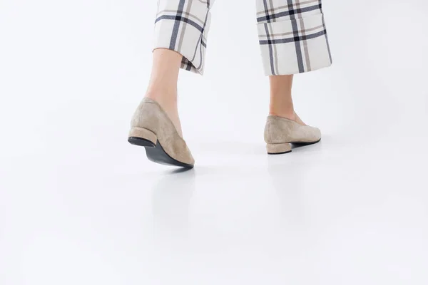 Piernas Femeninas Zapatos Elegantes Elegancia Feminidad Sobre Fondo Blanco — Foto de Stock