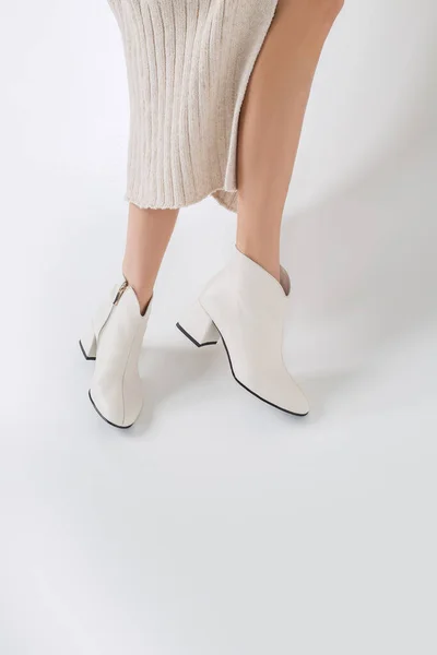 Piernas Femeninas Zapatos Elegantes Elegancia Feminidad Sobre Fondo Blanco — Foto de Stock