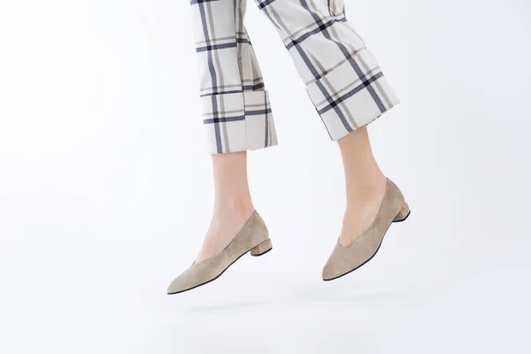 Pernas Femininas Sapatos Elegantes Elegância Feminilidade Fundo Branco Imagem De Stock