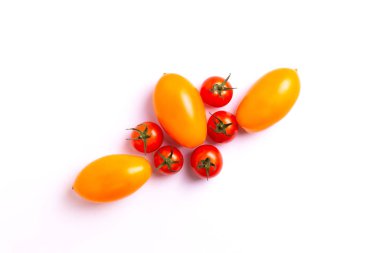 Taze sarı domates ve vişneli domates kompozisyonu..