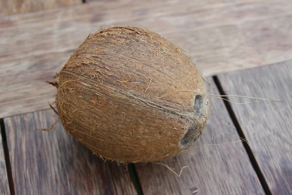 Das Foto Einer Ganzen Kokosnuss Auf Dem Holztisch Vegetarische Und — Stockfoto