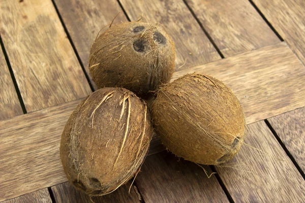 Une Pile Noix Coco Entières Sur Table Bois Aliments Végétariens — Photo