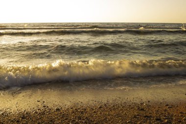 Sıcak kumun yaz arkaplanı deniz veya okyanus kabarcıkları ile fotokopi alanı ile şafak veya gün batımında kart veya reklam için 