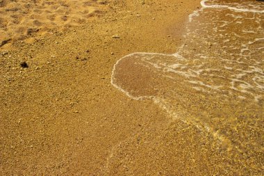 Sıcak kumun yaz arkaplanı deniz veya okyanus kabarcıkları ile fotokopi alanı ile şafak veya gün batımında kart veya reklam için 