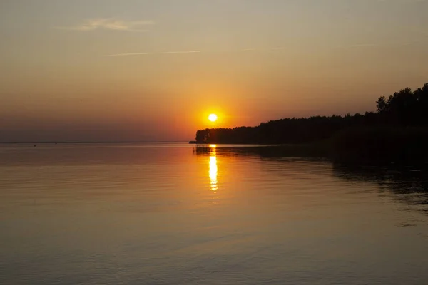 Foto Horizontal Puesta Sol Dorada Sobre Río Mar Reflejo Agua —  Fotos de Stock